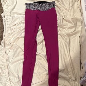 Lululemon  magenta/black reversible leggings with Patterned Waistband